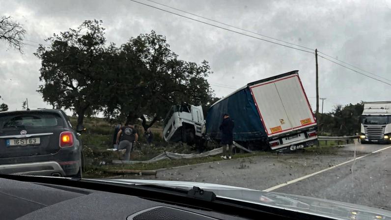 Motorista de veículo pesado morre em despiste na EN119