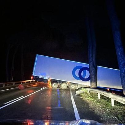Despiste de camião corta EN10 entre Infantado e Pegões