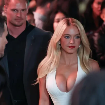 Sydney Sweeney enfrenta questões legais ligadas à promoção de lingerie