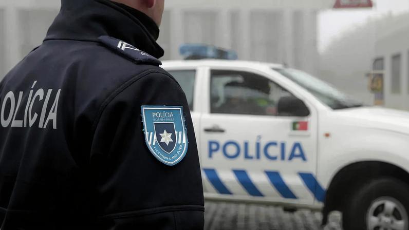 Exibicionista detido por importunar mulher e filho em centro comercial