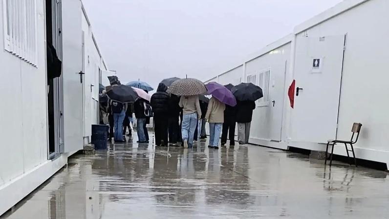 Alunos são obrigados a ficar à chuva durante os intervalos