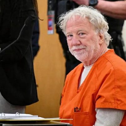 Ator Timothy Busfield aguarda julgamento por abuso de menores em liberdade
