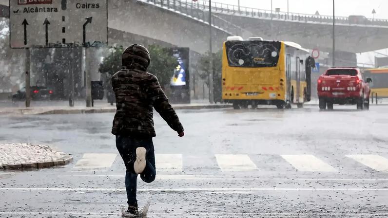Terem que escolher entre comer ou comprar medicamentos é "degradante" para uma grande parte dos idosos