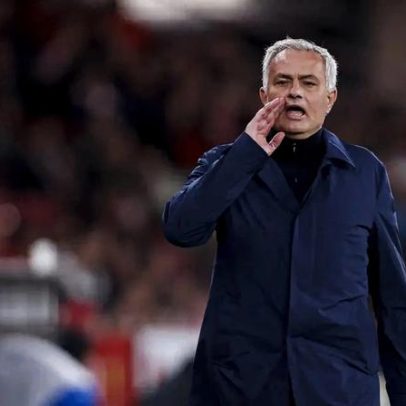 Mourinho diz ter pedido bênção para colocar Aursnes em campo