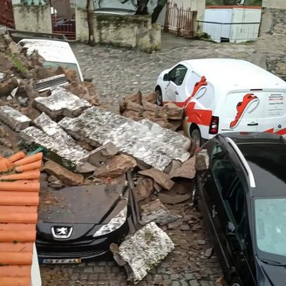 Carros destruídos por derrocada de muro na Covilhã