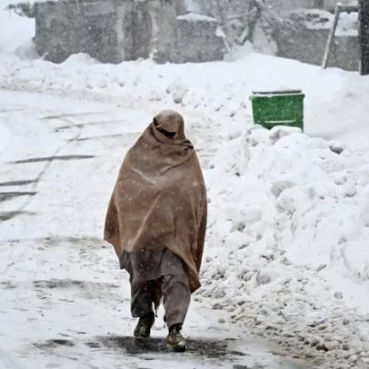 Tempestades de neve ceifam dezenas e isolam turistas no Paquistão e Afeganistão