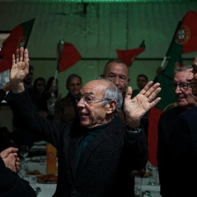 Marques Mendes dança em Samora e encontra eleitora indecisa