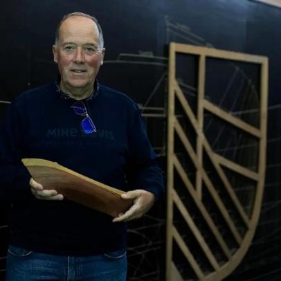 António Carmo domina a arte de riscar barcos, prática restrita a cinco pessoas.
