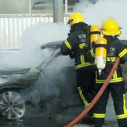 Carro incendeia-se na zona industrial de Mide
