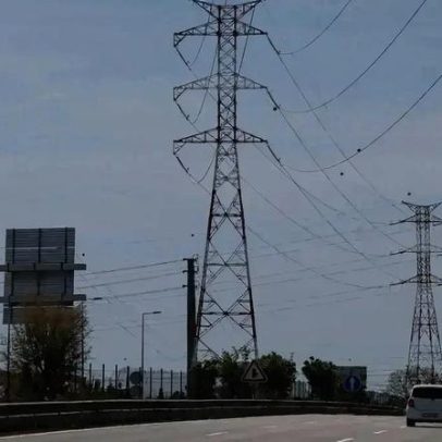 Rebocador norueguês retira cargueiro sem leme ao largo da Figueira da Foz