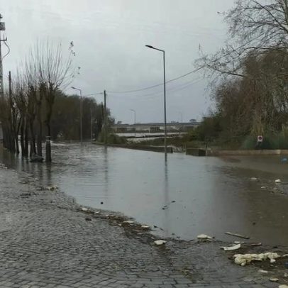 Rio Ave transborda e inunda garagens e corta vias em Vila do Conde