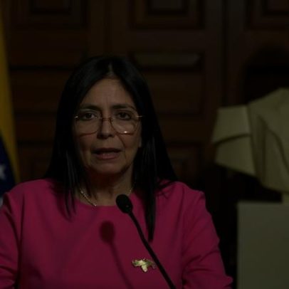 Nova líder venezuelana toma posse sob mira dos EUA; Maduro vai a tribunal