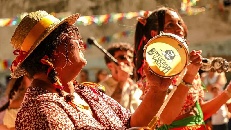 Batucada Radical e um concerto de Jorge Aragão trazem a festa carnavalesca ao centro da cidade