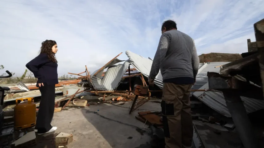 Estragos causados pela Depressão Kristin em Leiria, com telhados destruídos pelo vento