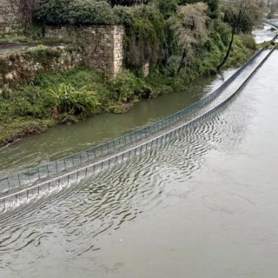 Grupo de irlandeses faz rafting nas cheias em Barcelos