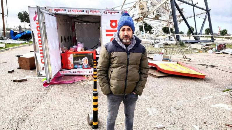 Nelson Viegas junto dos negócios destruídos