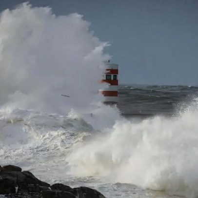 Porto, Braga e Viana sob aviso vermelho amanhã; ondas podem atingir 15 metros
