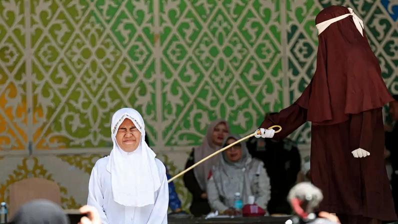 O homem e a mulher receberam, cada um, 140 chicotadas nas costas com uma vara