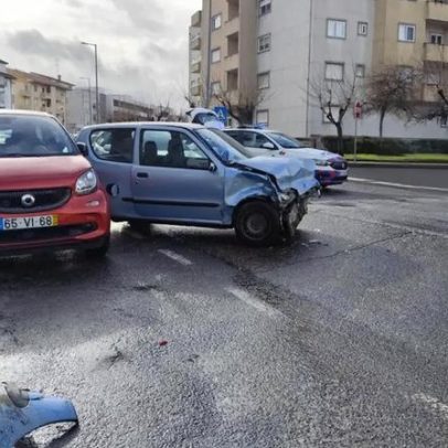 Dois feridos em colisão entre três carros em Bragança