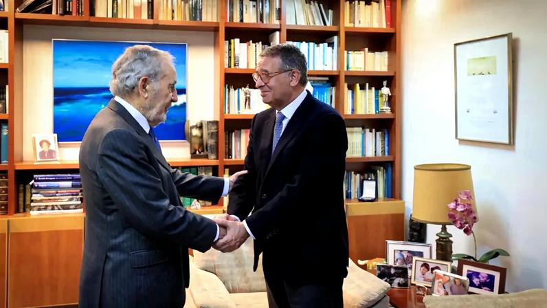 Ramalho Eanes (à esquerda) e António José Seguro (à direita)