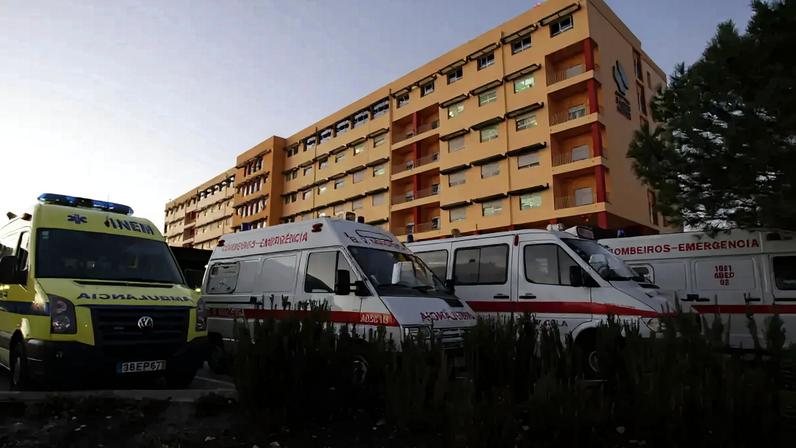 Mulher foi levada de ambulância para as urgências de Leiria