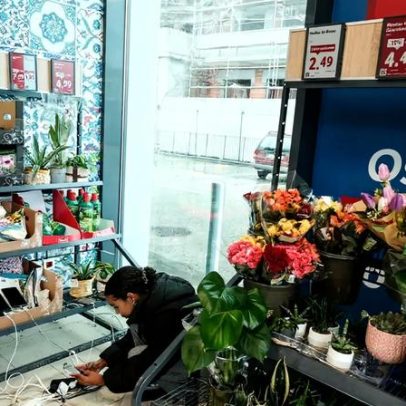 Clientes desligam arcas de supermercado em Leiria para carregar telemóveis