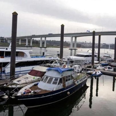 Barco naufragou no Douro junto à ponte do Freixo