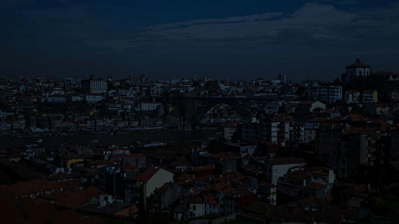 Miguel Pinto Luz participou na entrega de chaves de habitações no Bairro de Vale Domingos