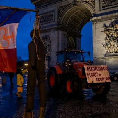 Agricultores com cerca de 100 tratores furam barreiras em Paris contra Mercosul