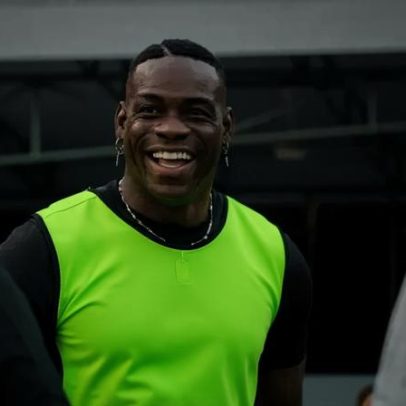 Incêndio destrói carro na Rotunda das Areias, Porto