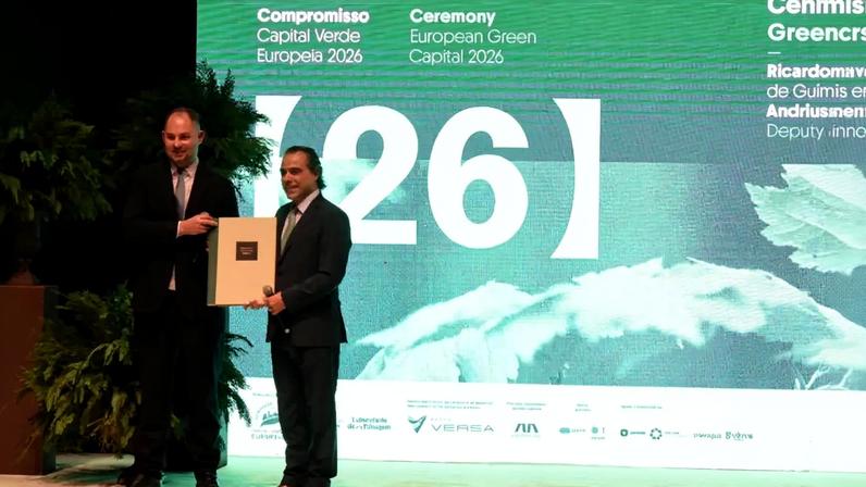 Ricardo Araújo recebeu, das mãos do vice-presidente da Câmara de Vilnius, o Livro Verde da Capital Verde Europeia