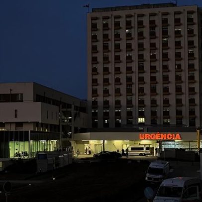 Paciente oncológica fica no chão por alegada falta de macas