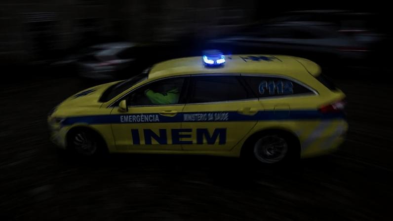 Idoso, de 82 anos, estaria a cortar a relva de um vizinho quando caiu na piscina