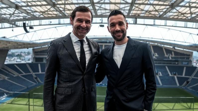 André Villas-Boas e Francesco Farioli no momento da contratação do técnico