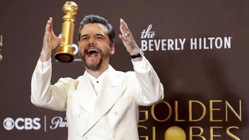Ator brasileiro Wagner Moura com o seu Globo de Ouro