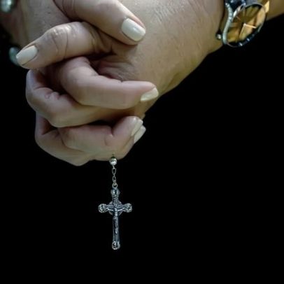 Diocese de Aveiro denuncia homem que reza missas em casa sem ordenação