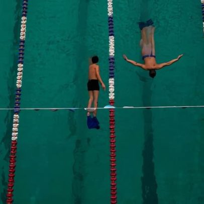 Professor de natação detido por abusar de dois alunos durante as aulas