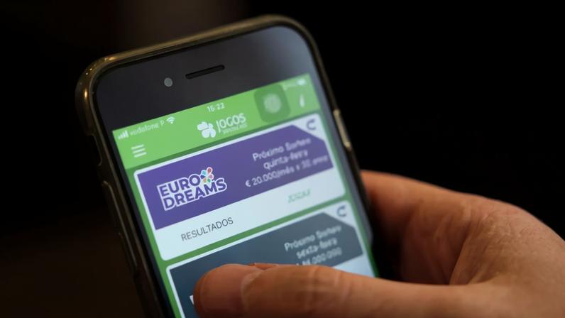 Porto, 9/7/2025 - Jogos da Santa Casa da Misericórdia pela internet. Telemóvel, eurodreams. (Artur Machado)