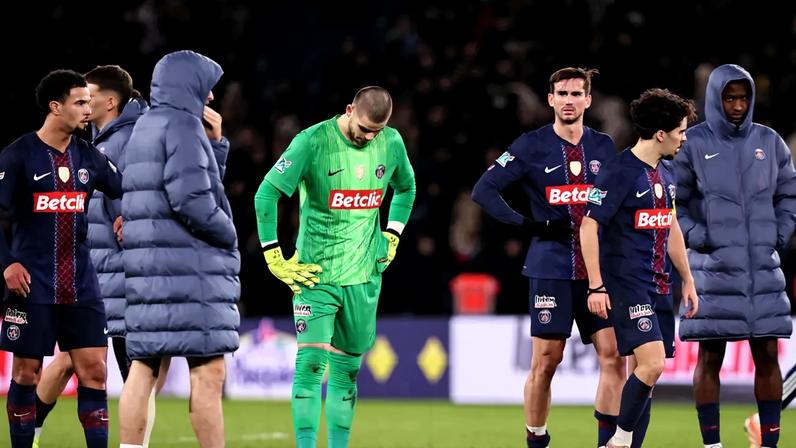Os jogadores do PSG não esconderam o desalento pela eliminação da Taça de França