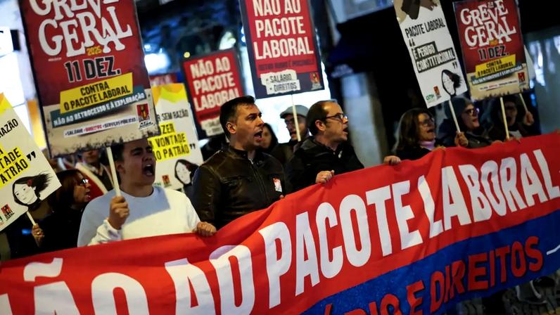 Secretário-geral da CGTP-IN, Tiago Oliveira, numa manifestação contra o pacote laboral