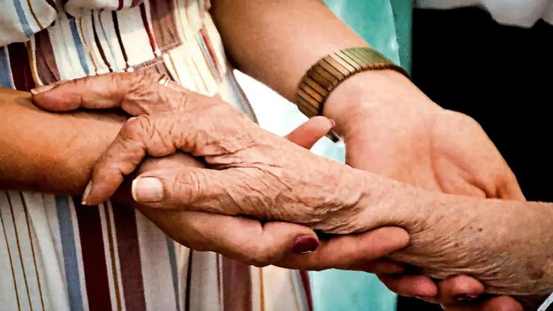 Cuidadora tirou partido da fragilidade dos idosos para os enganar