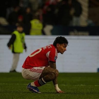 Fogo de artifício na madrugada junto ao hotel do Benfica em Gaia