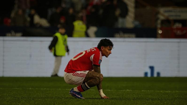 Fogo de artifício na madrugada junto ao hotel do Benfica em Gaia