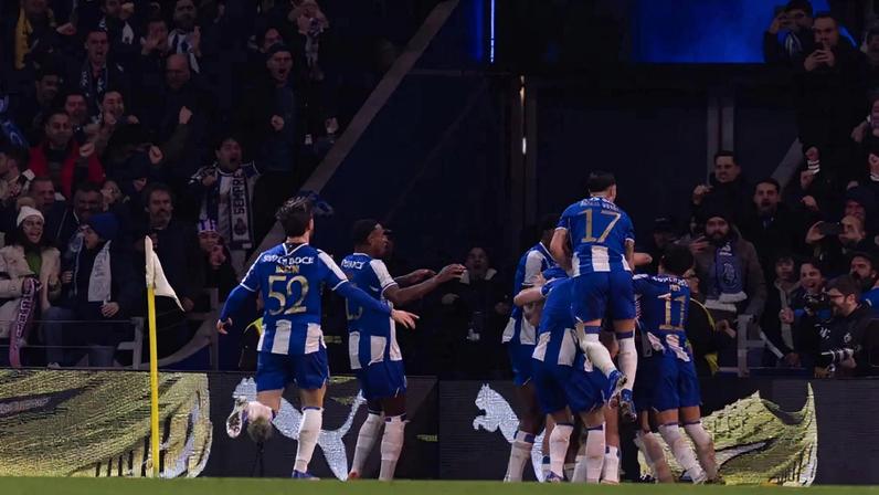 A ondulação provocou a queda de vários contentores ao mar