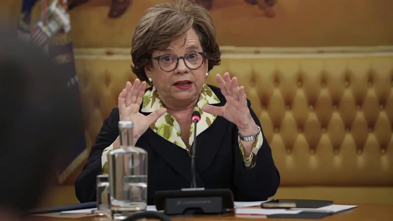 Avenida D. Carlos I no Porto cortada por agitação marítima