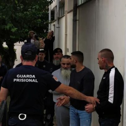 Pescador sobrevive a naufrágio agarrado a porta de frigorífico
