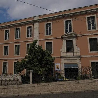 Polícias espancam argelino algemado e gabam-se entre colegas