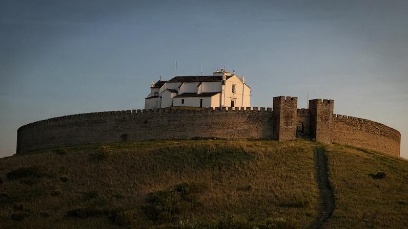 Recuperação das muralhas do Castelo de Arraiolos avança com acordo entre município e Património Cultural