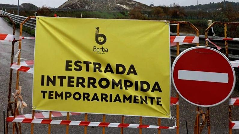 Duas “crateras” obrigam ao encerramento de estrada de acesso à cidade de Borba