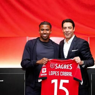 Lopes Cabral sorridente na equipa vencedora do primeiro treino do Benfica em 2026